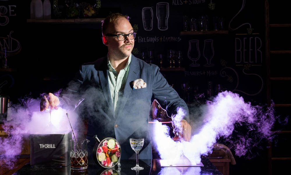 Bartender con raffredda biccheri Vortex Cube