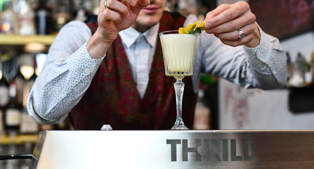 Preparazione Fizzy Passion in Goblet Glass con Thrill TAP
