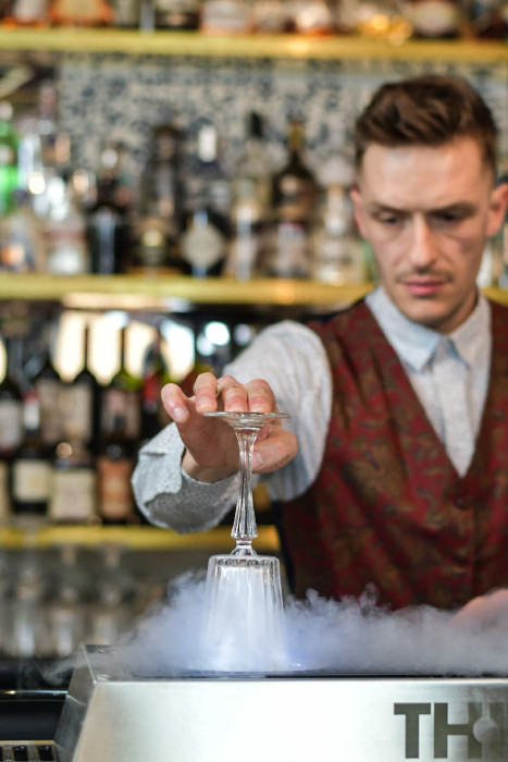 Preparazione Fizzy Passion in Goblet Glass con Thrill tap
